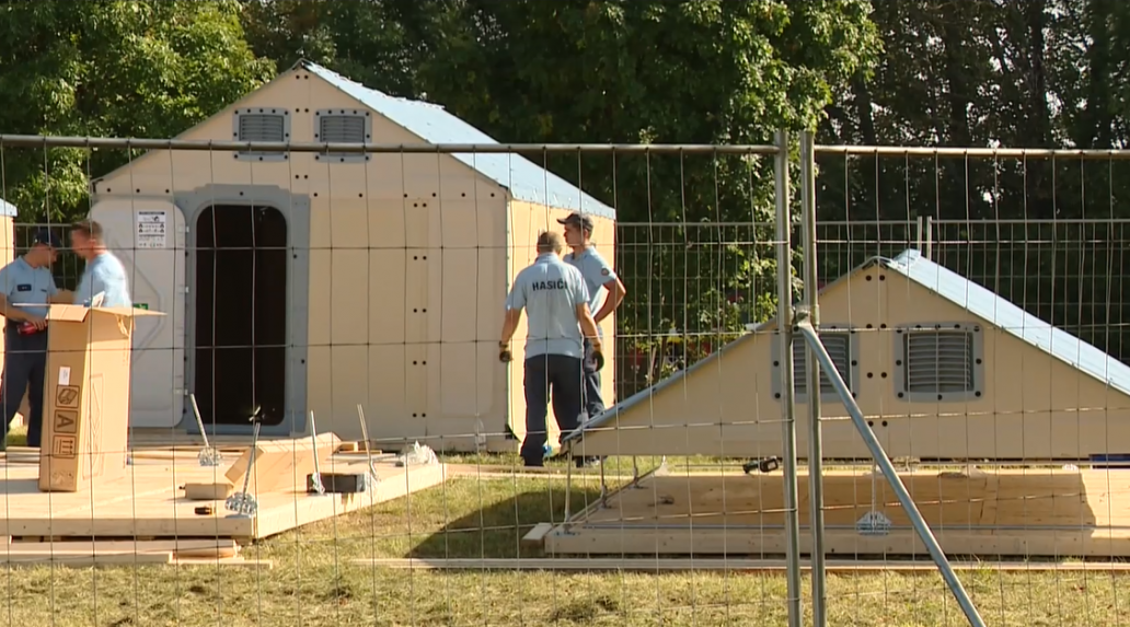 Sľubované ubytovanie pre migrantov v bratislavských Vajnoroch bude meškať. Teploty klesajú a blíži sa kritický stav