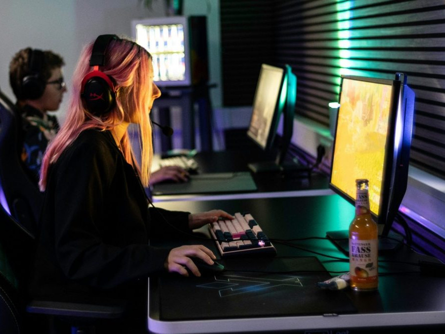 žena na snímke hrá videohru.