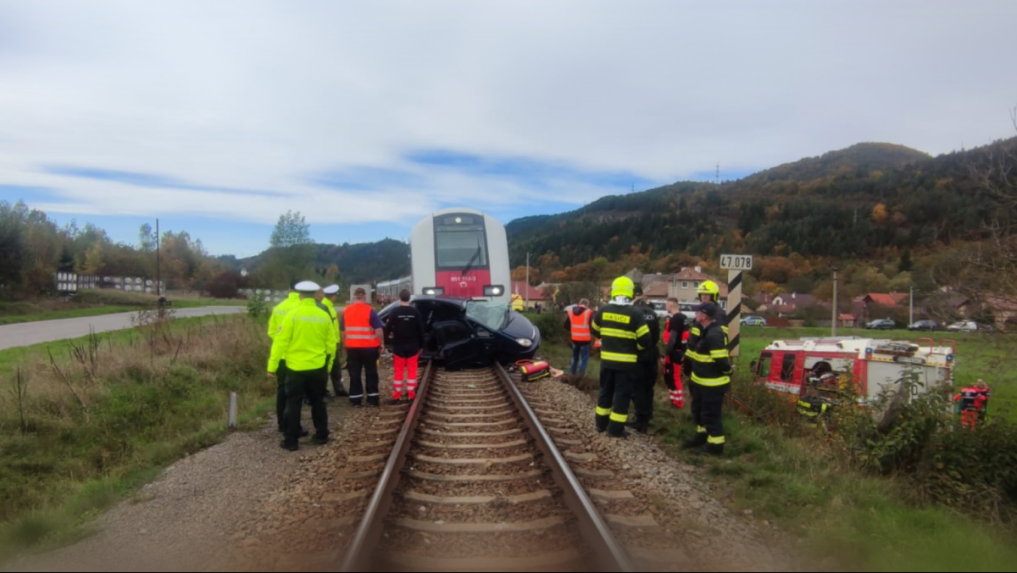 Pri Brezne sa zrazil vlak s autom. Nehodu neprežil vodič osobného vozidla (†77)