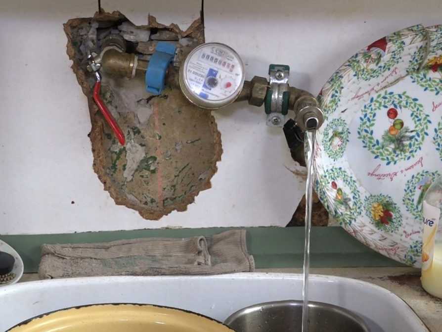 Voda tečie z vodovodu.