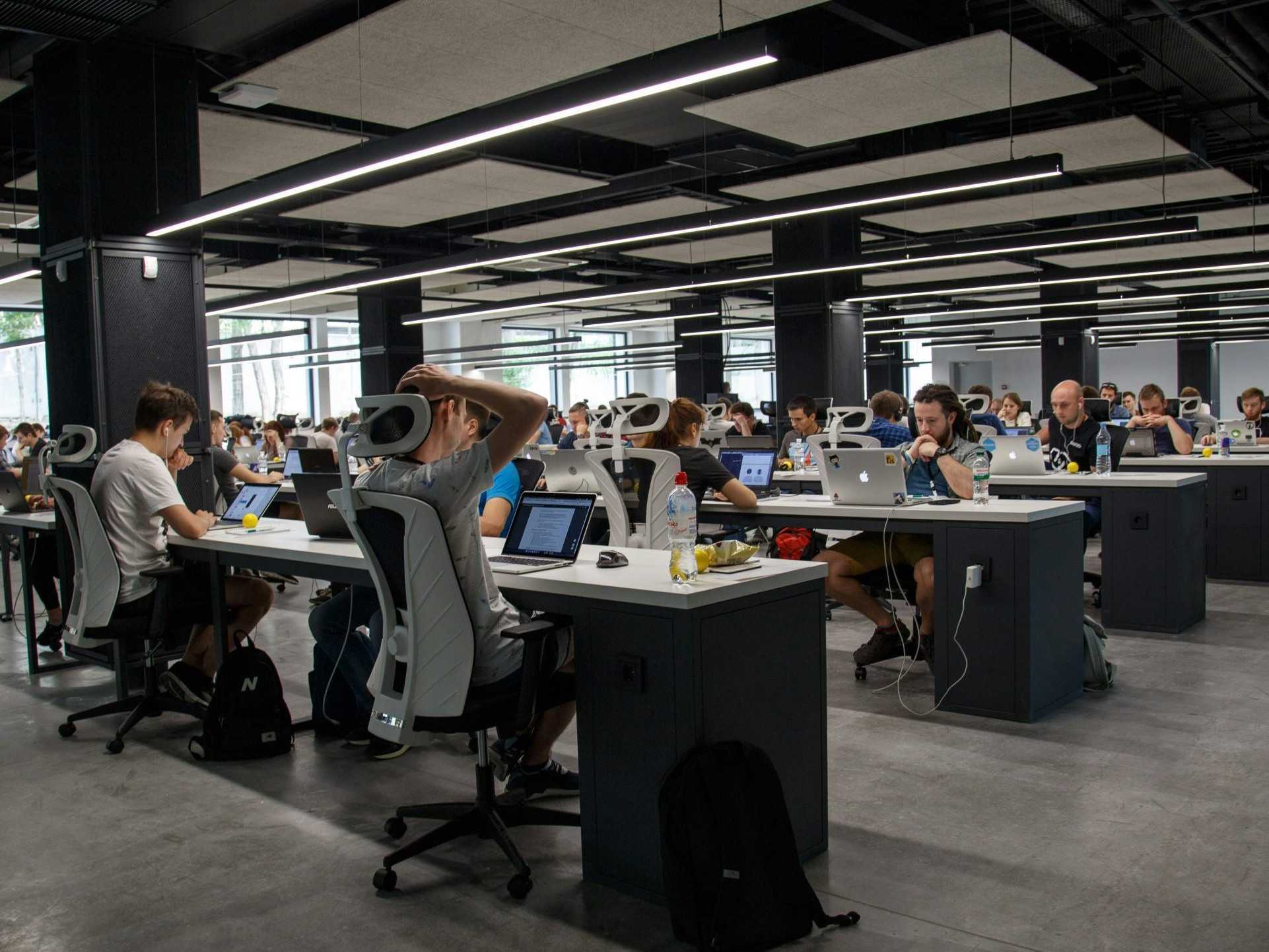 Na ilustračnej snímke zamestnanci za počítačmi.