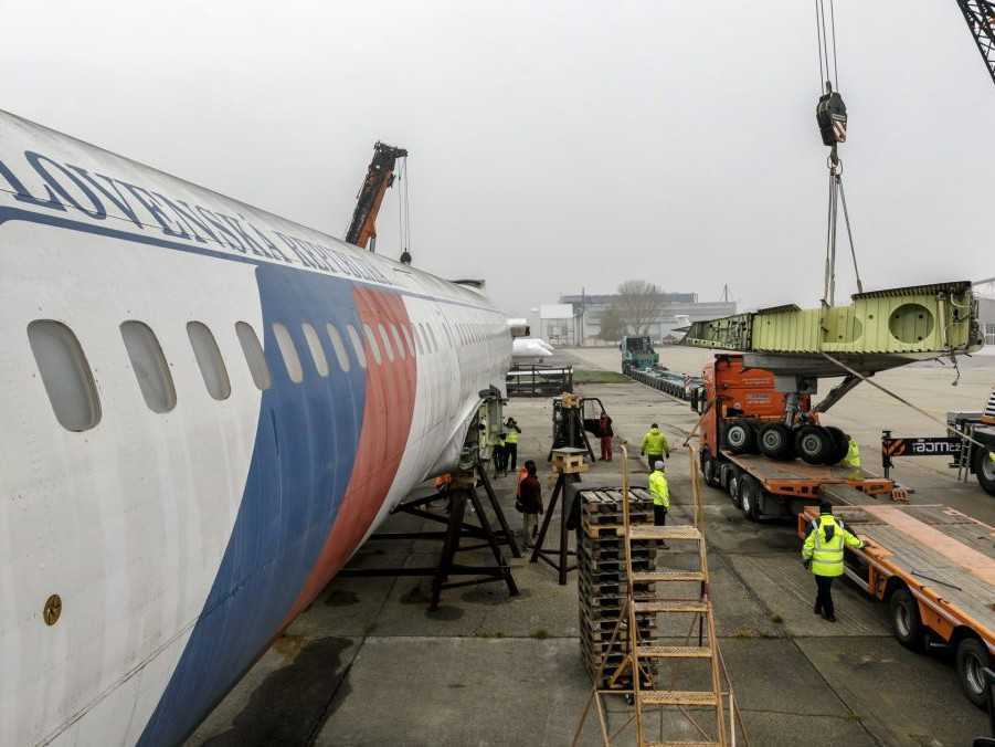 Na snímke rozoberajú vládny špeciál.