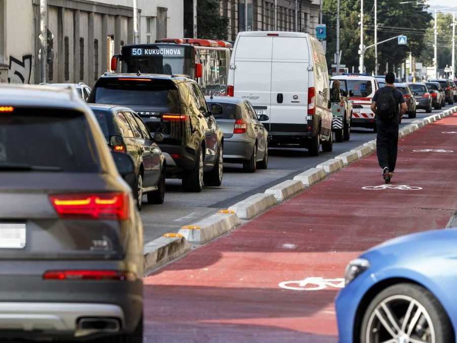 Cyklotrasa na Vajanského nábreží v Bratislave.