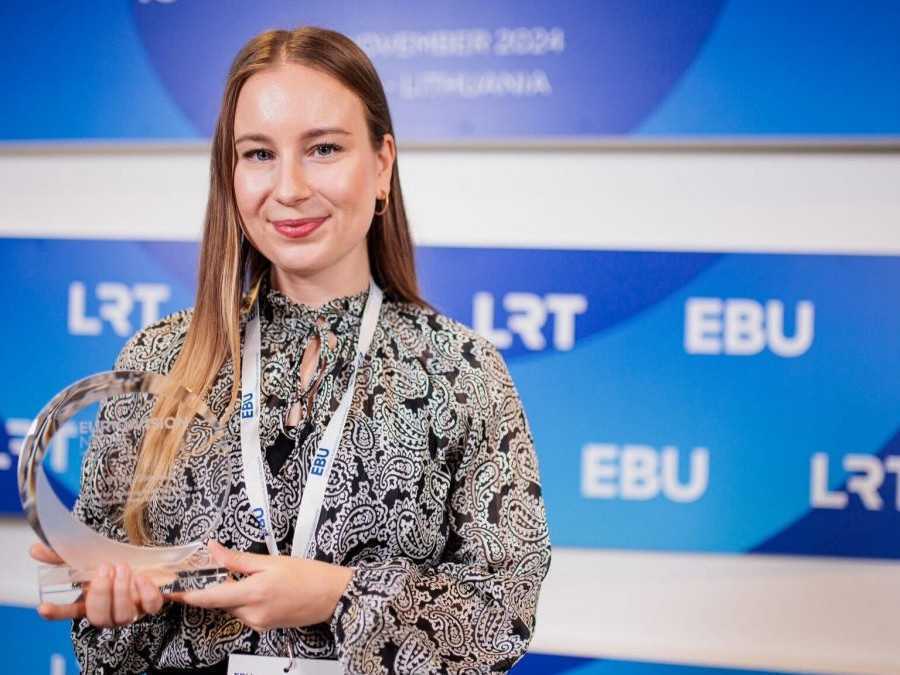 Redaktorka Tamara Michalková pri preberaní špeciálnej ceny EBU vo Vilniuse.