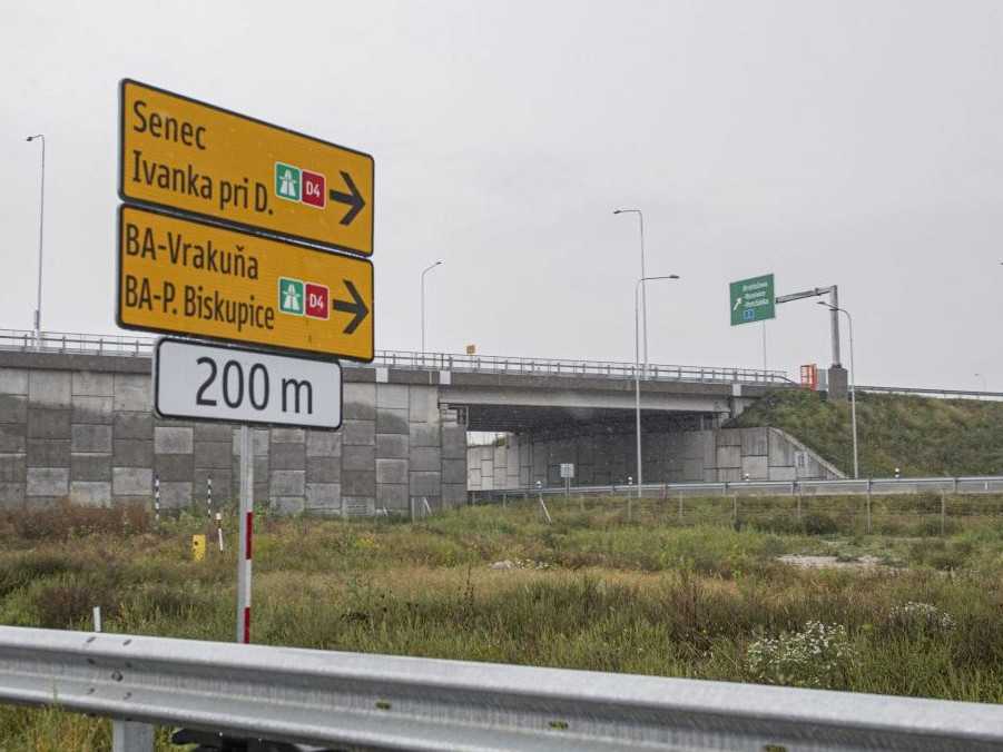 Križovatka a výjazd na nový úsek diaľnice D4 v Bratislave.