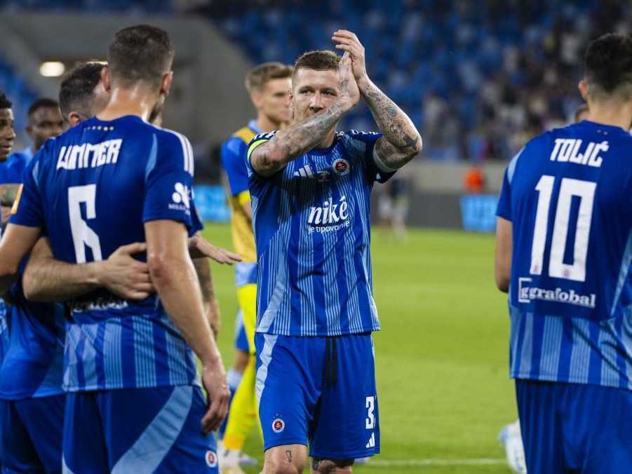 Na snímke hráč ŠK Slovan Bratislava Juraj Kucka (uprostred) oslavuje so spoluhráčmi