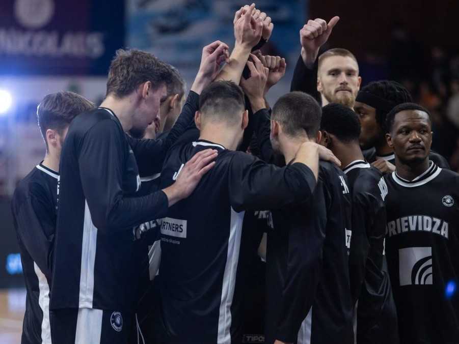 Na archívnej snímke hráči basketbalového tímu BC Prievidza.