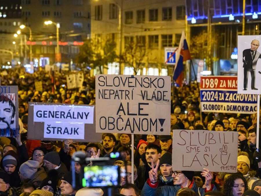 Na snímke ľudia držia transparenty počas zhromaždenia pri príležitosti 35. výročia Nežnej revolúcie na Námestí SNP v Bratislave.