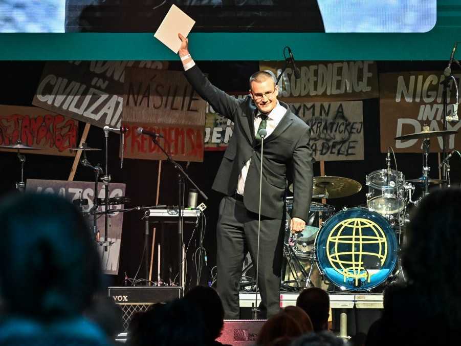 Milan Šúrek si preberá ocenenie Biela vrana.