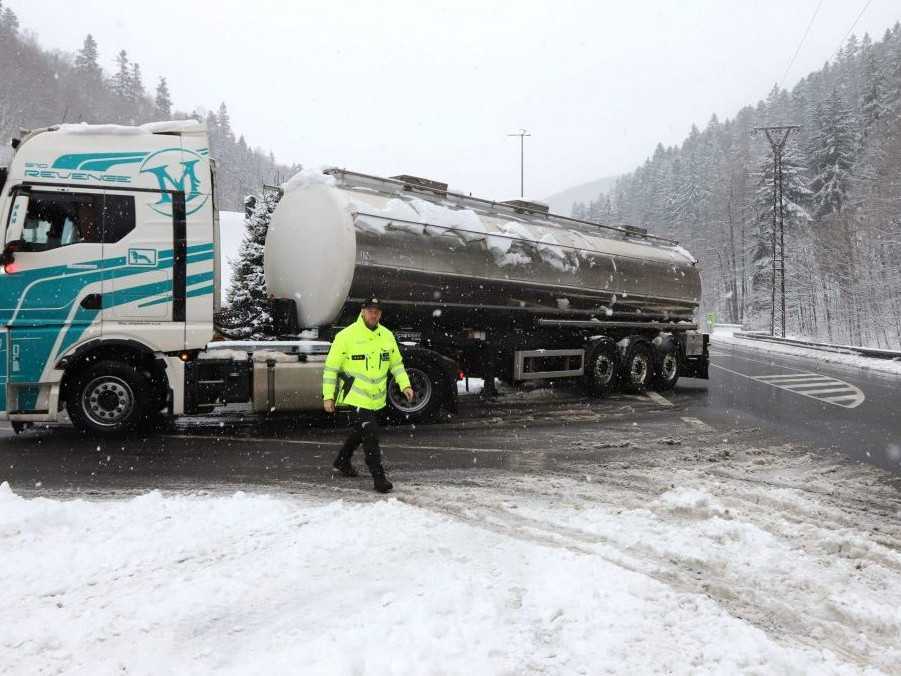 Polícia odkláňa dopravu pod horským priechodom Donovaly.