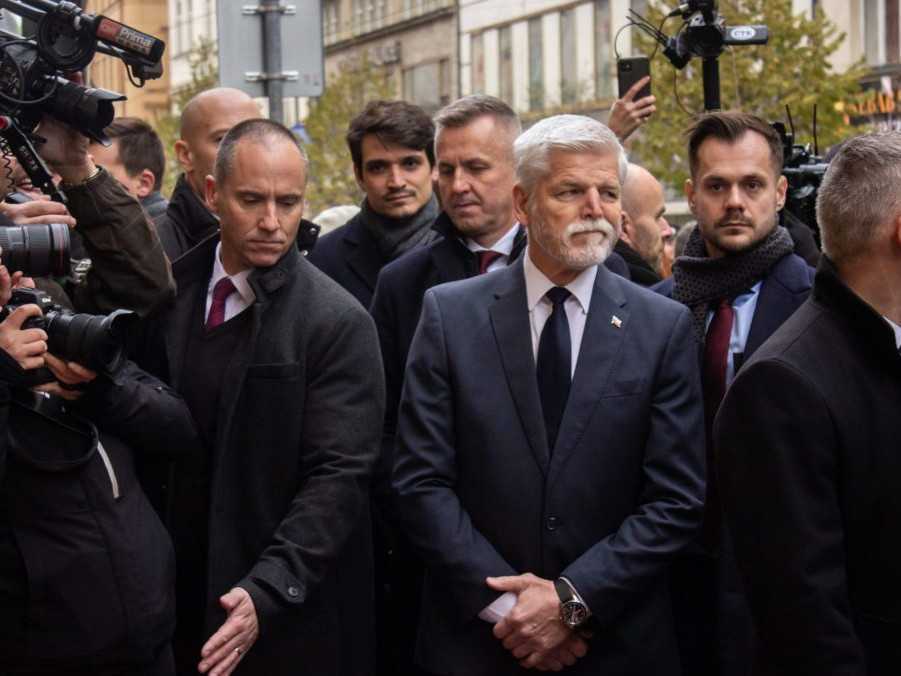 Na snímke český prezident Petr Pavel pri pamätníku Nežnej revolúcie v Prahe.