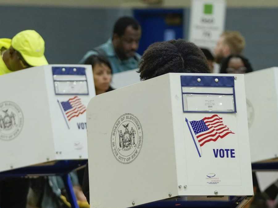 Americkí voliči počas prezidentských volieb.