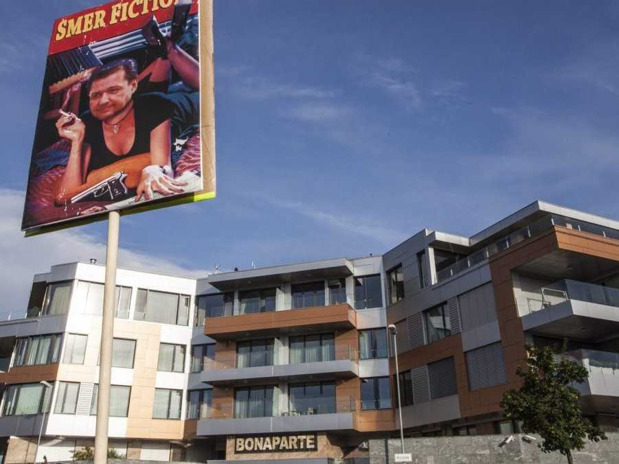 Transparenty počas protestu pred komplexom Bonaparte.