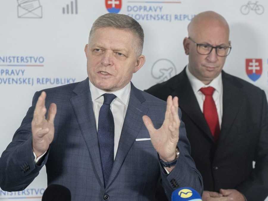 Vľavo predseda vlády SR Robert Fico (Smer-SD) a vpravo minister dopravy SR Jozef Ráž ml. (nom. Smer-SD).
