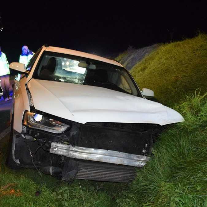 Opitý muž ukradol z autobazáru auto a havaroval. Zranil pritom spolujazdcov, nezastavil ho ani zákaz šoférovať