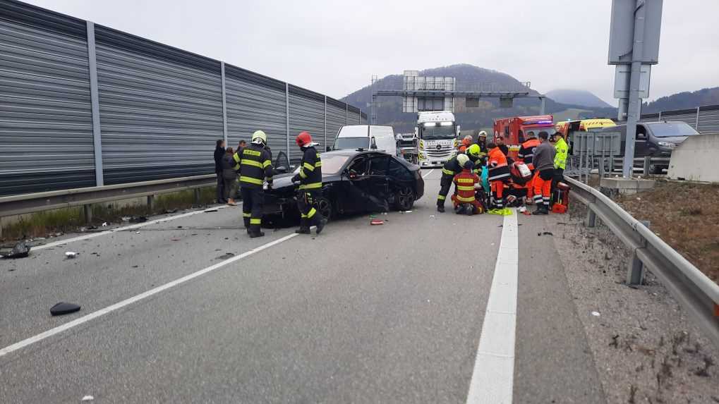 Pri nehode na diaľnici pri Žiline zasahoval vrtuľník: Jedného z vodičov transportovali do nemocnice