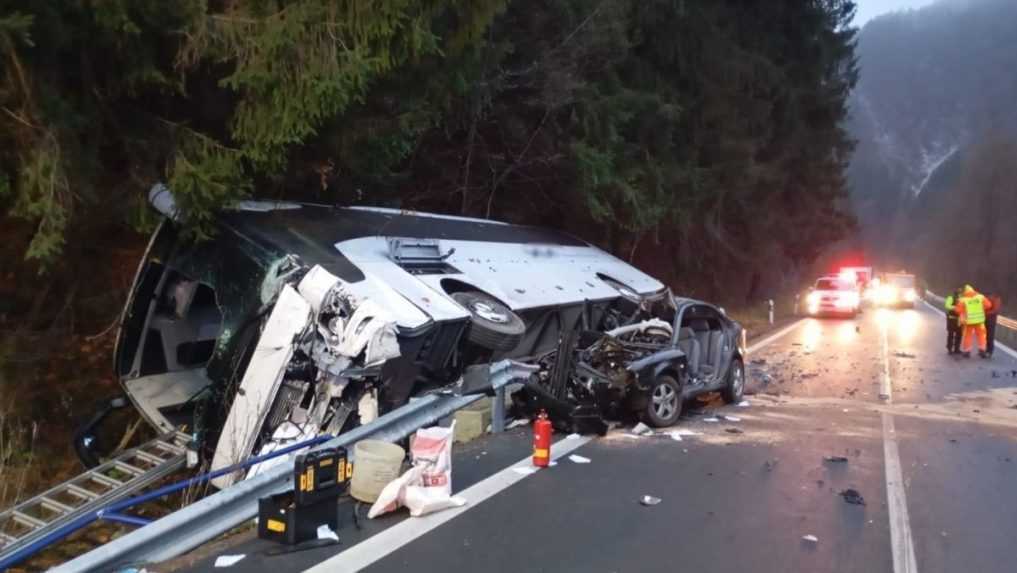 Vážna dopravná nehoda: Pri Dolnom Kubíne sa zrazil autobus s osobným autom, o život prišla jedna osoba