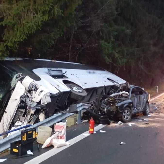 Vážna dopravná nehoda: Pri Dolnom Kubíne sa zrazil autobus s osobným autom, o život prišla jedna osoba