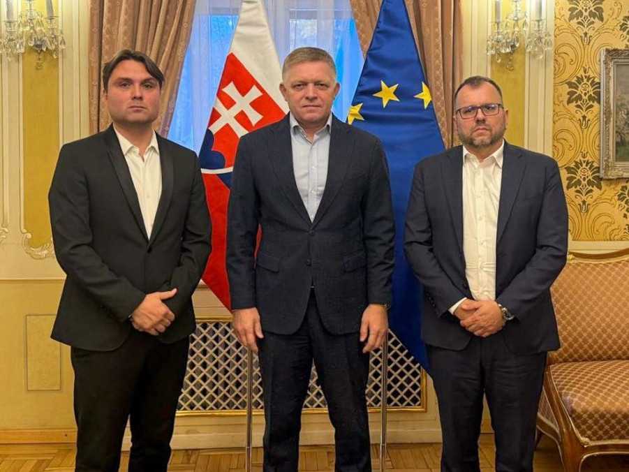 Na snímke premiér SR Robert Fico s predsedom a podpredsedom Maďarskej aliancie Lászlóm Gubíkom (vľavo) a Pétrom Őrym.