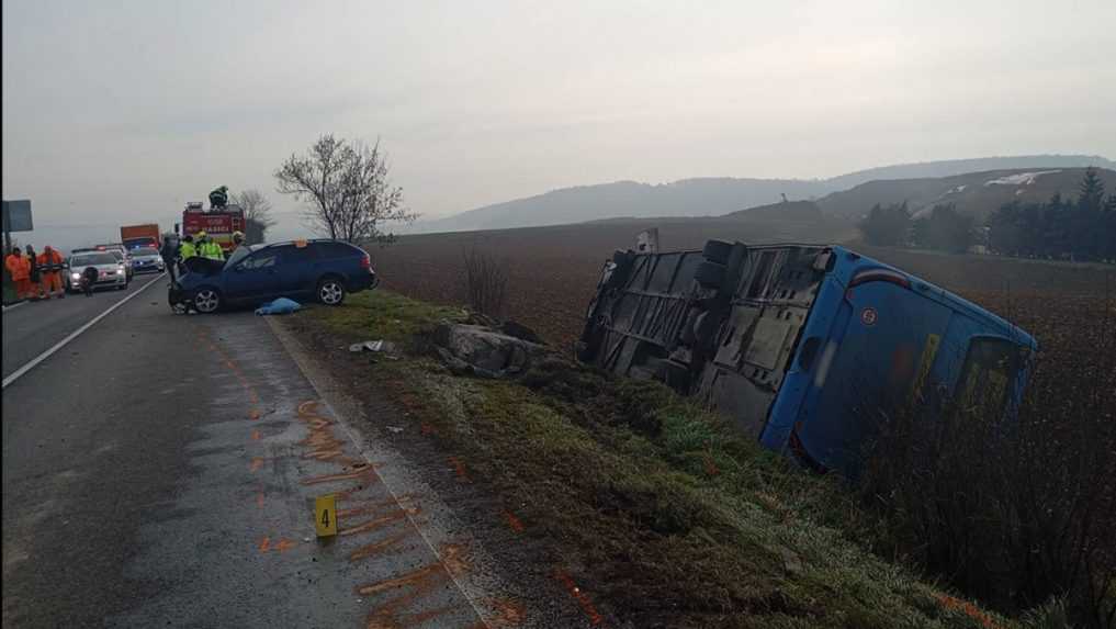 Na hornej Nitre sa zrazil autobus s autom: Jeden človek prišiel o život, viacerí sa zranili