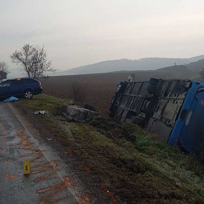 Na hornej Nitre sa zrazil autobus s autom: Jeden človek prišiel o život, viacerí sa zranili