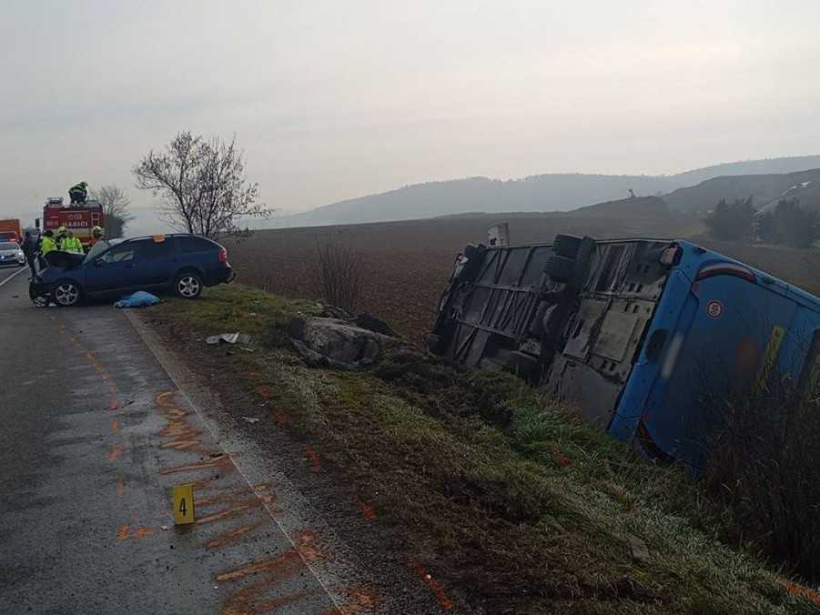 Na hornej Nitre sa zrazil autobus s autom: Jeden človek prišiel o život, viacerí sa zranili