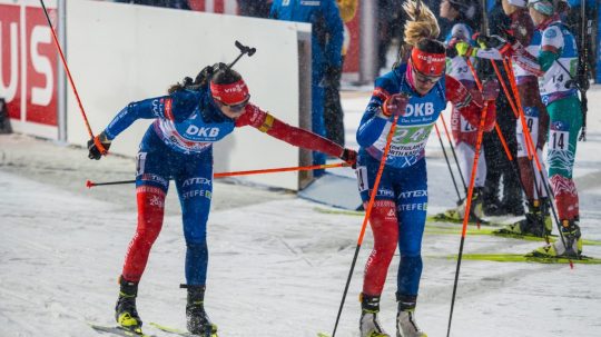 VIDEO: Skvelý Nór Sörum obral Francúzov o triumf v zmiešanej štafete v cieľovej rovinke. Slováci za najlepšími výraznejšie zaostali