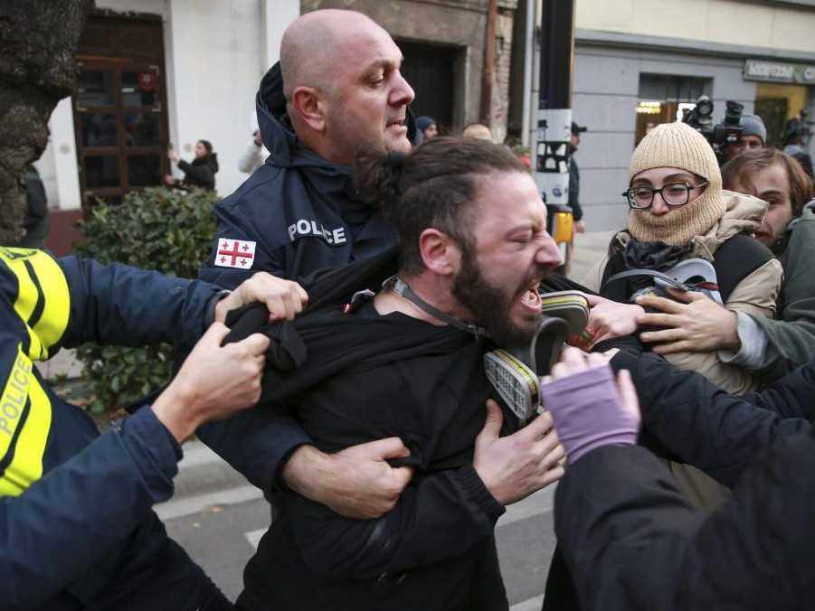 Polícia zasahuje počas zhromaždenia proti výsledkom parlamentných volieb, ktoré boli údajne zmanipulované.