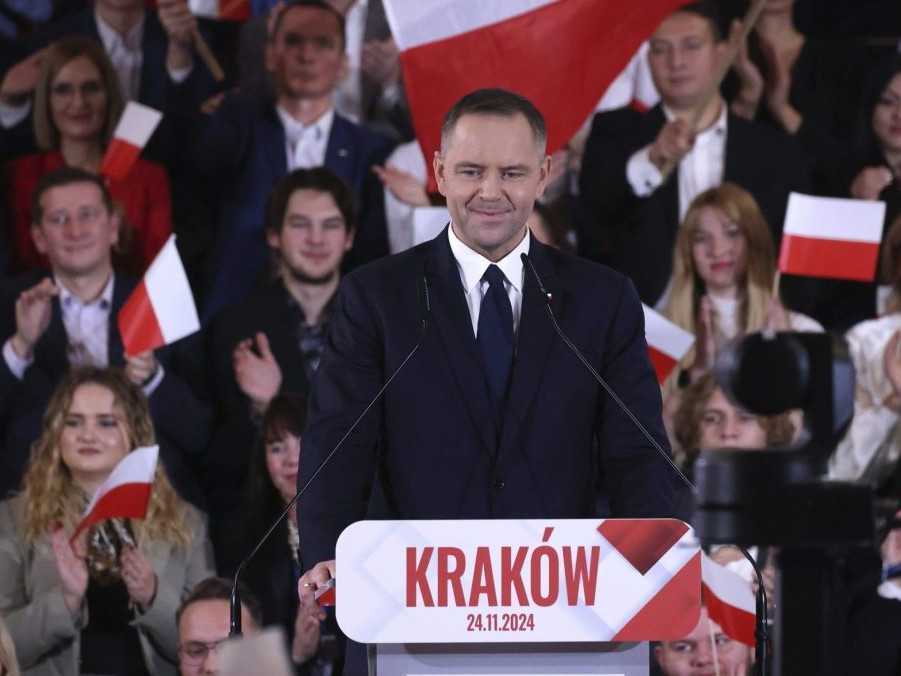 Kandidátom poľskej opozičnej strany PiS v prezidentských voľbách bude historik Karol Nawrocki