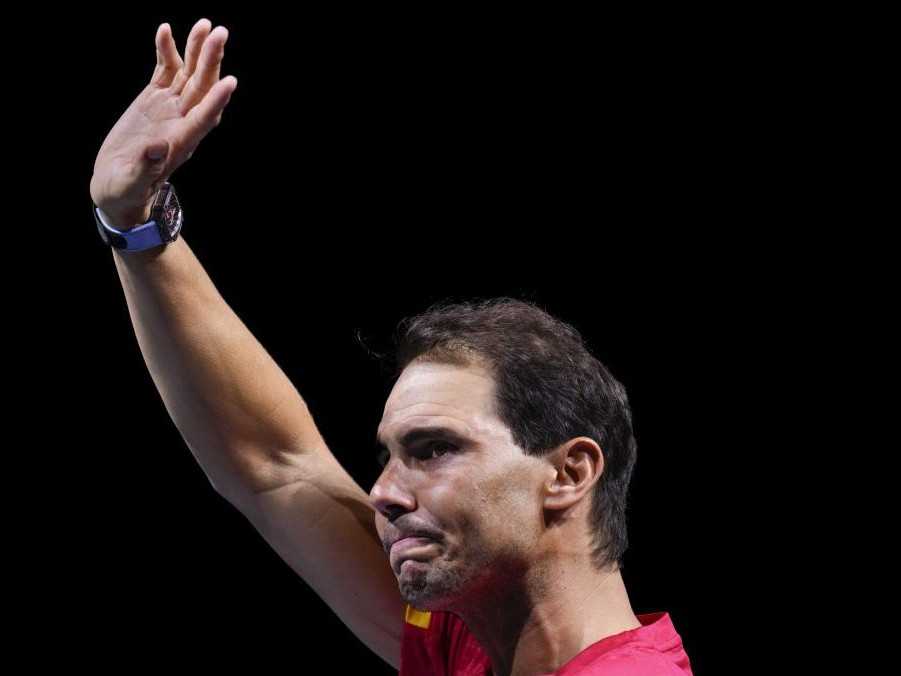 Španielsky tenista Rafael Nadal máva fanúšikom počas ukončenia svojej tenisovej kariéry.