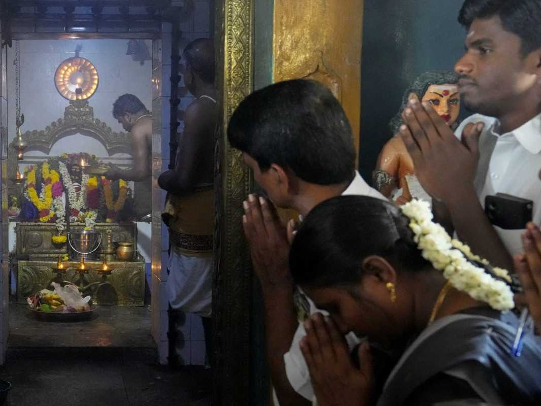 Dedinčania sa zišli na hinduistickom obrade, na ktorom sa modlili za víťazstvo Kamaly Harrisovej v amerických prezidentských voľbách v dedine na juhu Indie.