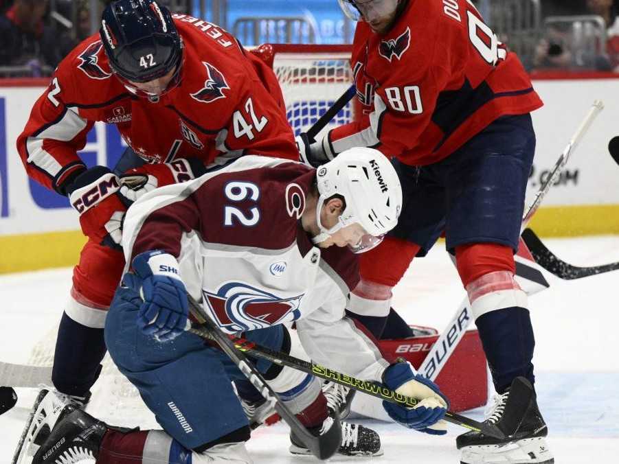 Slovenský obranca Martin Fehérváry v súboji o puk počas zápasu zámorskej NHL Washington Capitals - Colorado Avalanche.