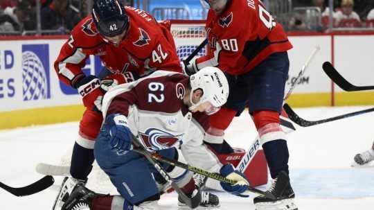 Slovenský obranca Martin Fehérváry v súboji o puk počas zápasu zámorskej NHL Washington Capitals - Colorado Avalanche.