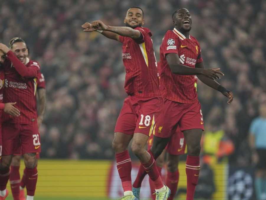 Hráči Liverpoolu sa tešia zo streleného gólu.