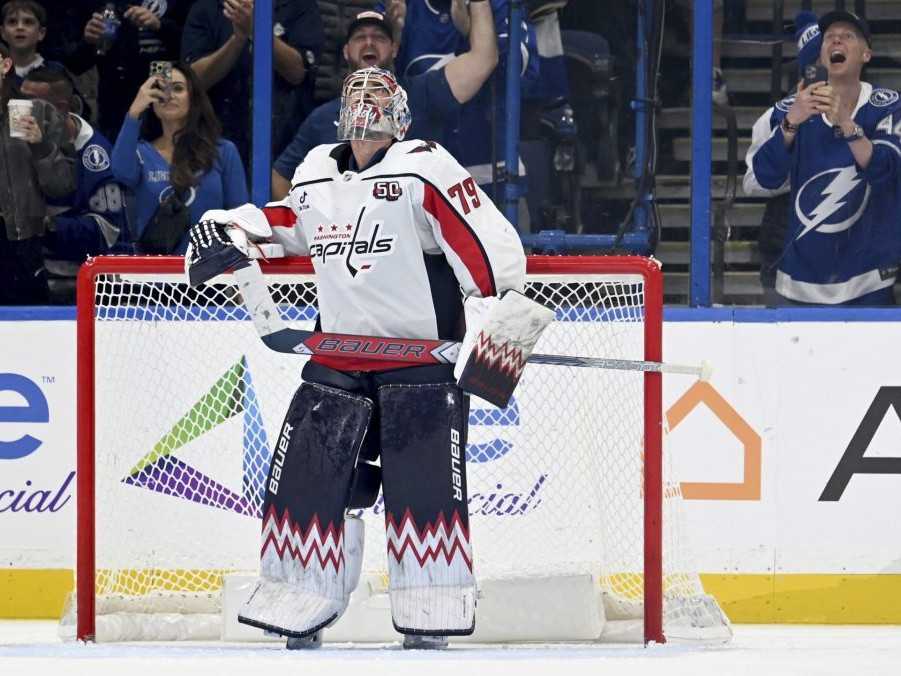 Brankár Washingtonu Capitals Charlie Lindgren po strelení vlastného gólu.