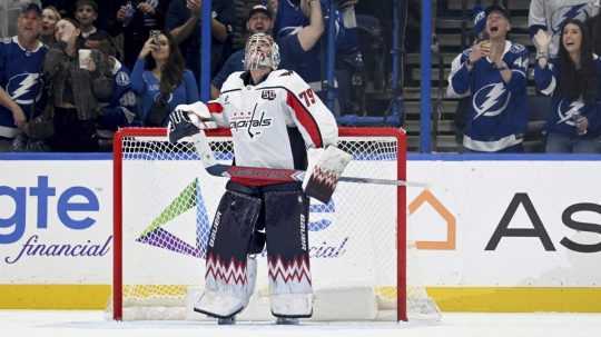 Brankár Washingtonu Capitals Charlie Lindgren po strelení vlastného gólu.