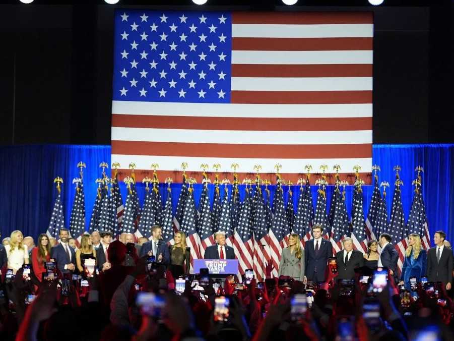 Donald Trump (uprostred) počas volebnej noci v americkom West Palm Beach.