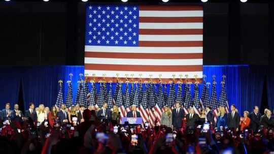 Donald Trump (uprostred) počas volebnej noci v americkom West Palm Beach.