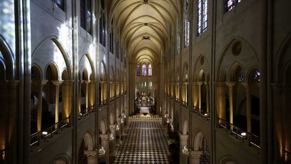 FOTO: Prvé zábery obnovenej katedrály Notre-Dame po požiari. Pozrieť si ju bol prezident Macron s manželkou