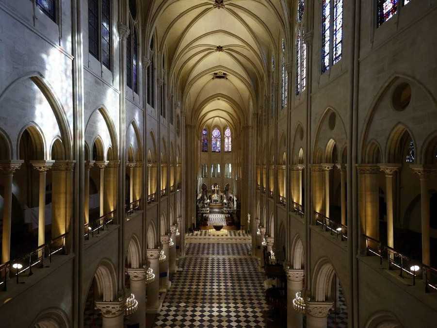 FOTO: Prvé zábery obnovenej katedrály Notre-Dame po požiari. Pozrieť si ju bol prezident Macron s manželkou