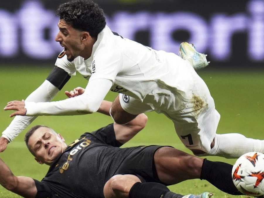 Tomáš Holeš (vľavo) zo Slavie Praha a Omar Marmoush z Frankfurtu (hore) bojujú o loptu počas zápasu 4. kola ligovej fázy Európskej ligy.