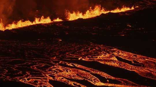 Islandský meteorologický úrad spresnil, že k erupcii došlo v sopečnej pukline Sundhnúksgígar pri mestečku Grindavík.