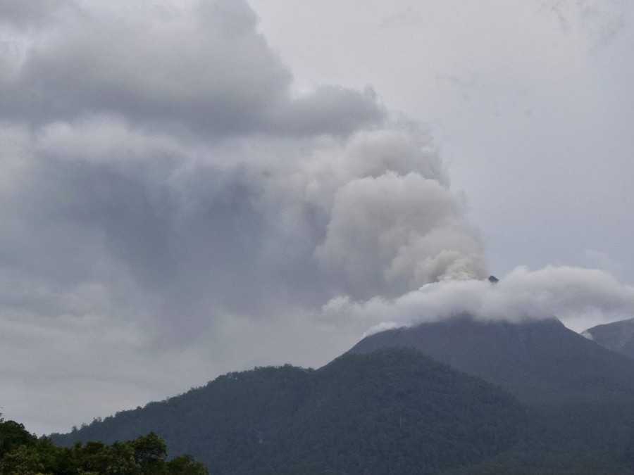Sopka v Indonézii chrlí popol.