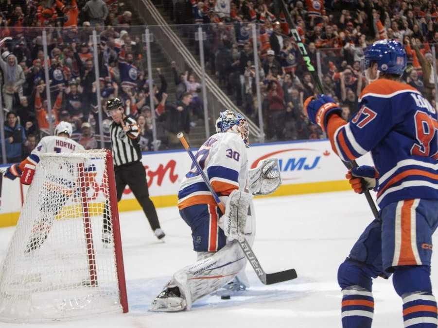 Brankár New Yorku Islanders Iľja Sorokin a Connor McDavid po víťaznom góle Edmontonu Oilers.