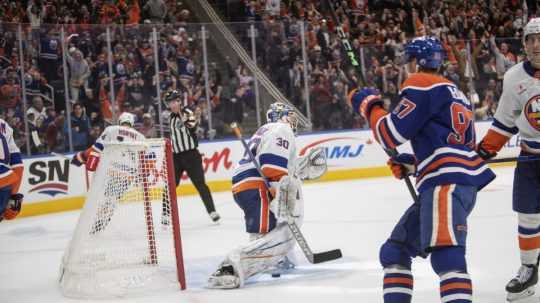 Brankár New Yorku Islanders Iľja Sorokin a Connor McDavid po víťaznom góle Edmontonu Oilers.