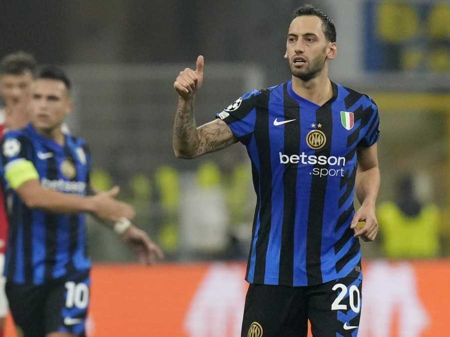 Hráč Interu Miláno Hakan Calhanoglu (vpravo) oslavuje po tom, ako strelil úvodný gól v zápase 4. kola ligovej fázy Ligy majstrov Inter Miláno - FC Arsenal.