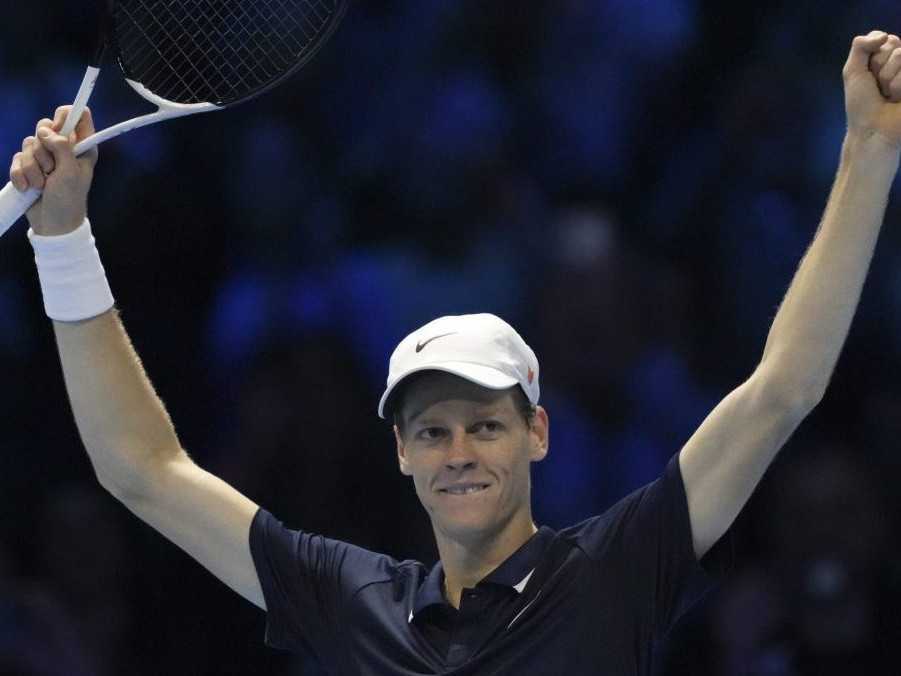 Taliansky tenista Jannik Sinner sa raduje z víťazstva nad Američanom Taylorom Fritzom.