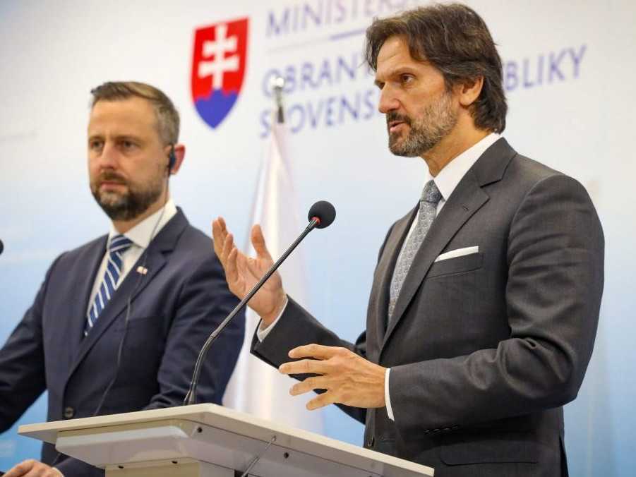 Ministri obrany Poľska a Slovenska.
