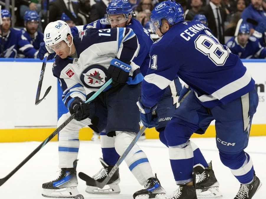 Hráč Winnipegu Gabriel Vilardi (13) a hráč Tampy Bay Erik Černák (81).