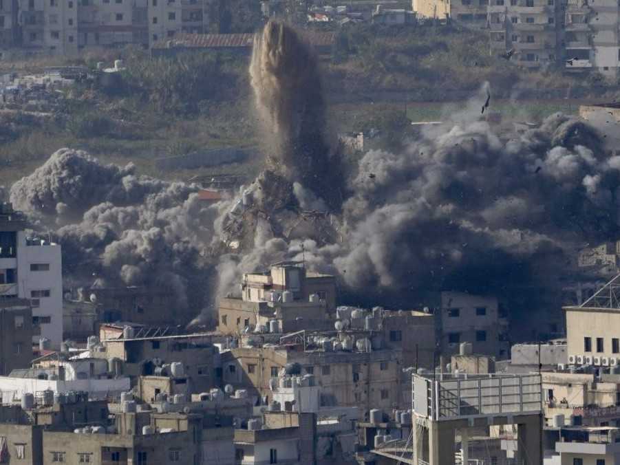 Dym stúpa medzi budovami zasiahnutými pri izraelskom leteckom útoku v Bejrúte.